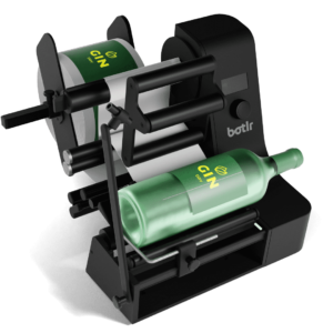 A Botlr címkézőgép különféle vastagságú, anyagú, formájú és méretű címkéket is kezel. A felhelyezett címketekercs maximum 240mm széles 300 mm átmérőjű és 6kg lehet.