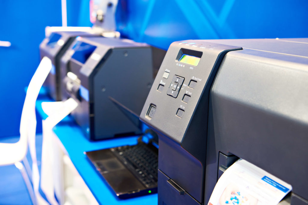 Az igény szerinti címkenyomtatás lehetővé teszi, hogy a teljes címkegyártási folyamat egy kézben legyen, nem kell a nyomdától vagy egy harmadik féltől függeni.