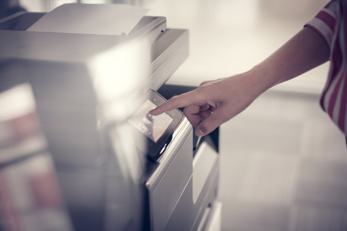 A tintasugaras nyomtatókról általánosságban elmondható, hogy a festéket egy tartályból felszívják, majd azt fúvófejekkel juttatják ki apró cseppek formájában.