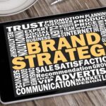 A sikeres vállalati márkaépítés alapja a célközönség pontos megismerése, a következetes márkaidentitás és a hitelesség, melyek hosszú távú sikert biztosítanak.