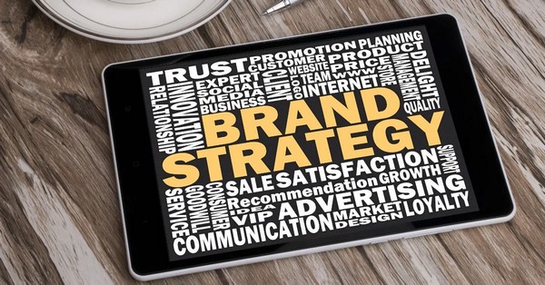 A sikeres vállalati márkaépítés alapja a célközönség pontos megismerése, a következetes márkaidentitás és a hitelesség, melyek hosszú távú sikert biztosítanak.