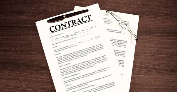 Az erős brand felépítése stratégiai munka, amely magában foglalja a márkaértékek meghatározását, az egységes arculatot és a folyamatos kommunikációt.