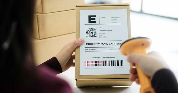 A vásárlónak mindössze annyi a dolga, hogy okostelefonjával beolvassa a kódot, és máris egy naprakész, digitális felületen találja magát.