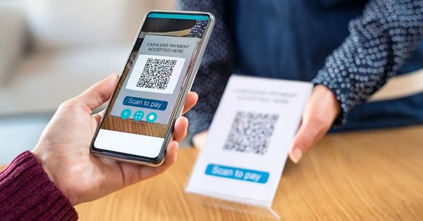 Fedezze fel, hogyan teszik a QR-kódok zöldebbé a csomagolást! Kevesebb papír, több információ és fenntarthatóbb gyártás. Váltson digitális címkézésre még ma!