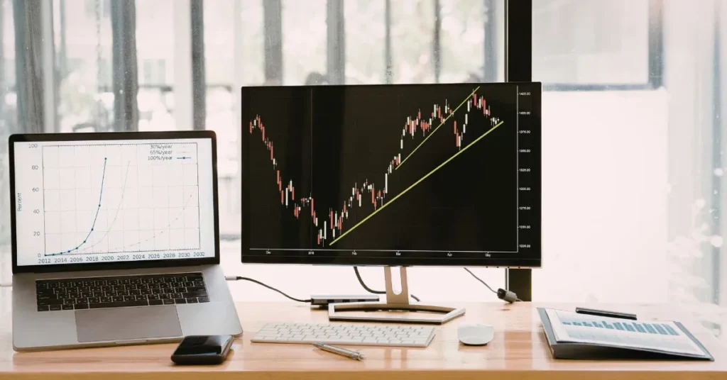 Irodai hatékonyság felsőfokon: ne csak eszközökben, hanem rendszerben gondolkodjon! Tippek a gördülékeny munkavégzéshez és a technológia okos használatához.