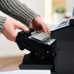 A por és a papírrost láthatatlanul károsítja a nyomtatót, növelve a költségeket. Ismerje meg a lézer- és tintasugaras eszközök tisztításának leghatékonyabb módjait.